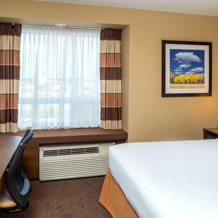 Microtel Inn & Suites By Wyndham Red Deer Penhold Exterior foto