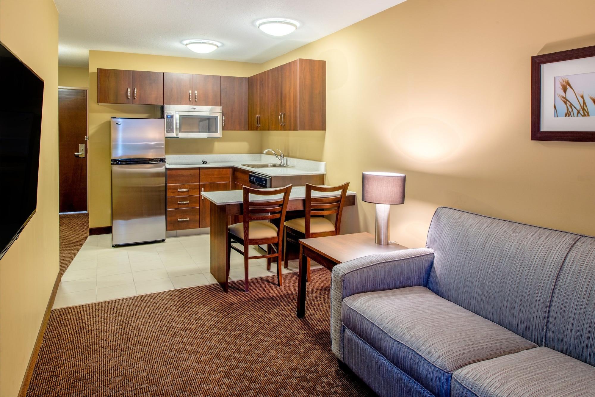 Microtel Inn & Suites By Wyndham Red Deer Penhold Exterior foto