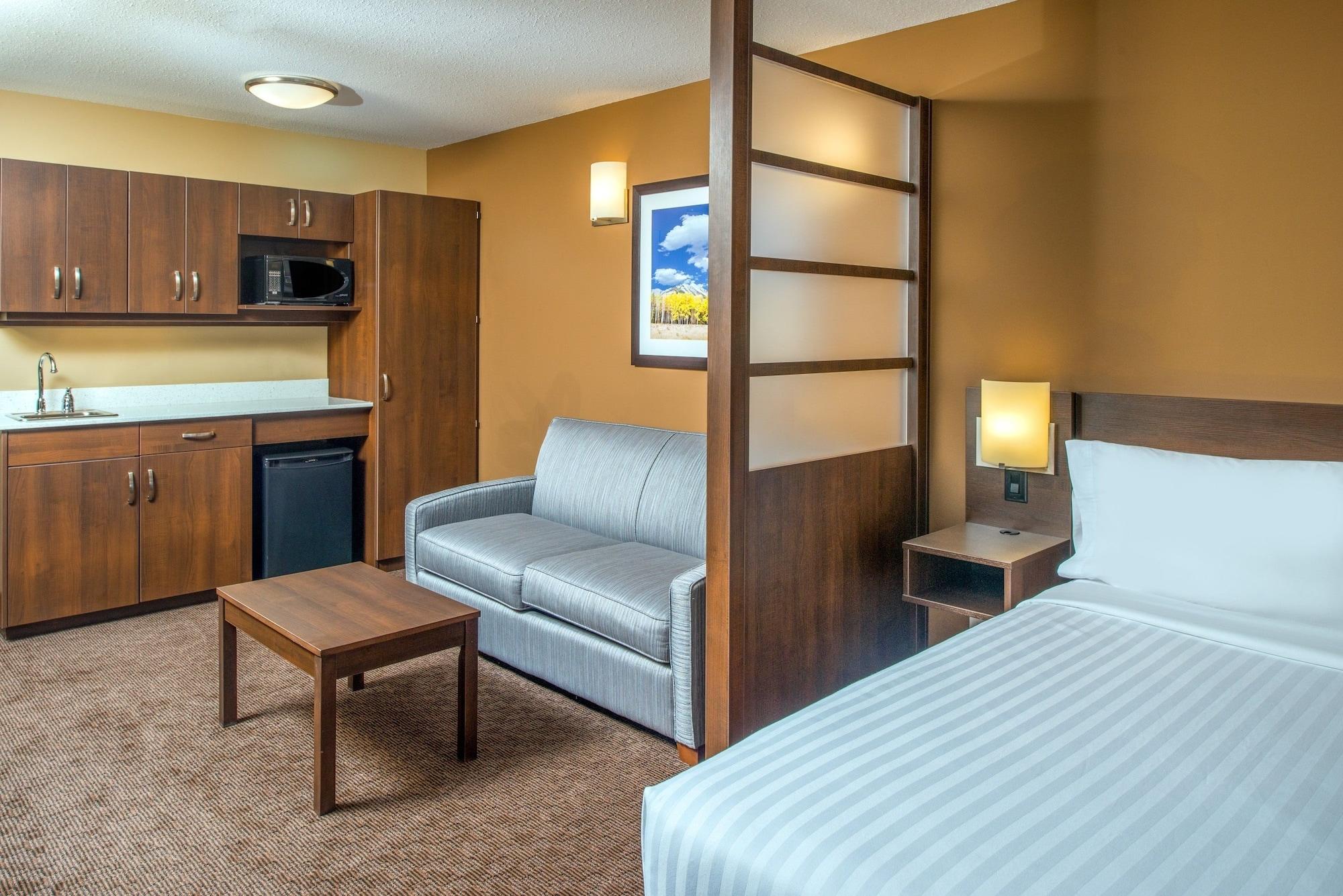 Microtel Inn & Suites By Wyndham Red Deer Penhold Exterior foto