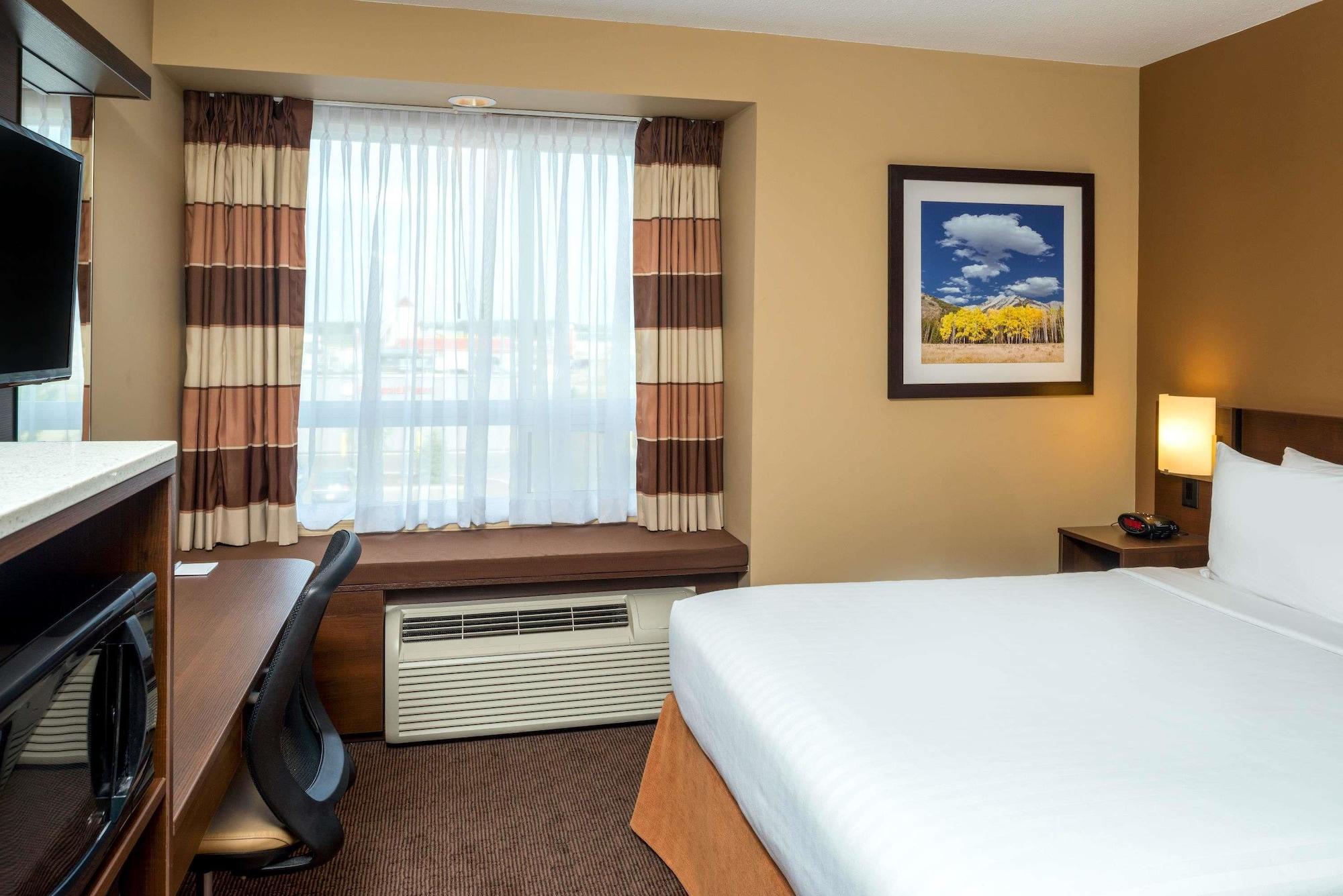 Microtel Inn & Suites By Wyndham Red Deer Penhold Exterior foto