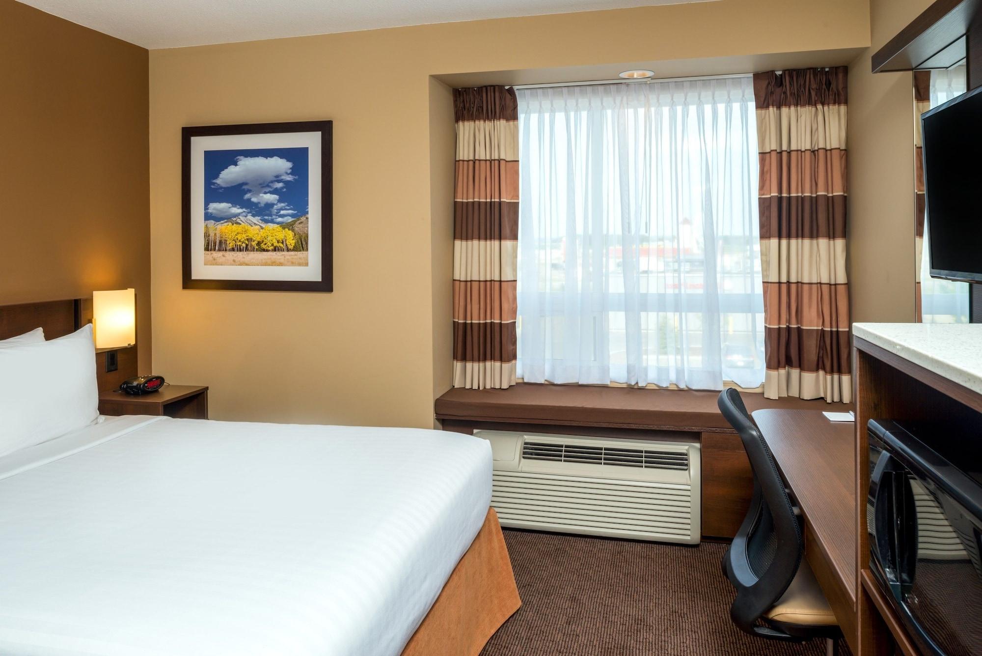 Microtel Inn & Suites By Wyndham Red Deer Penhold Exterior foto