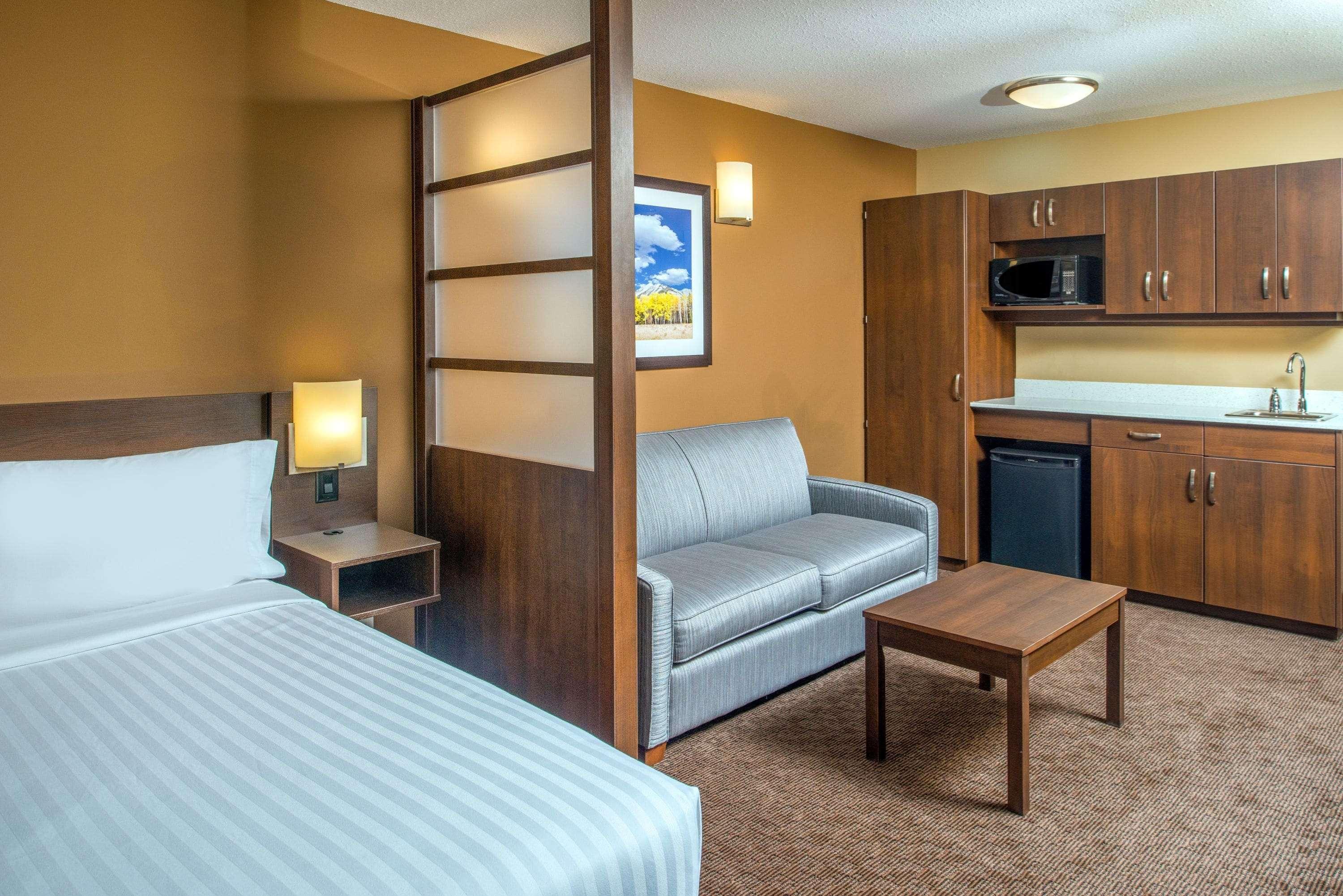 Microtel Inn & Suites By Wyndham Red Deer Penhold Exterior foto