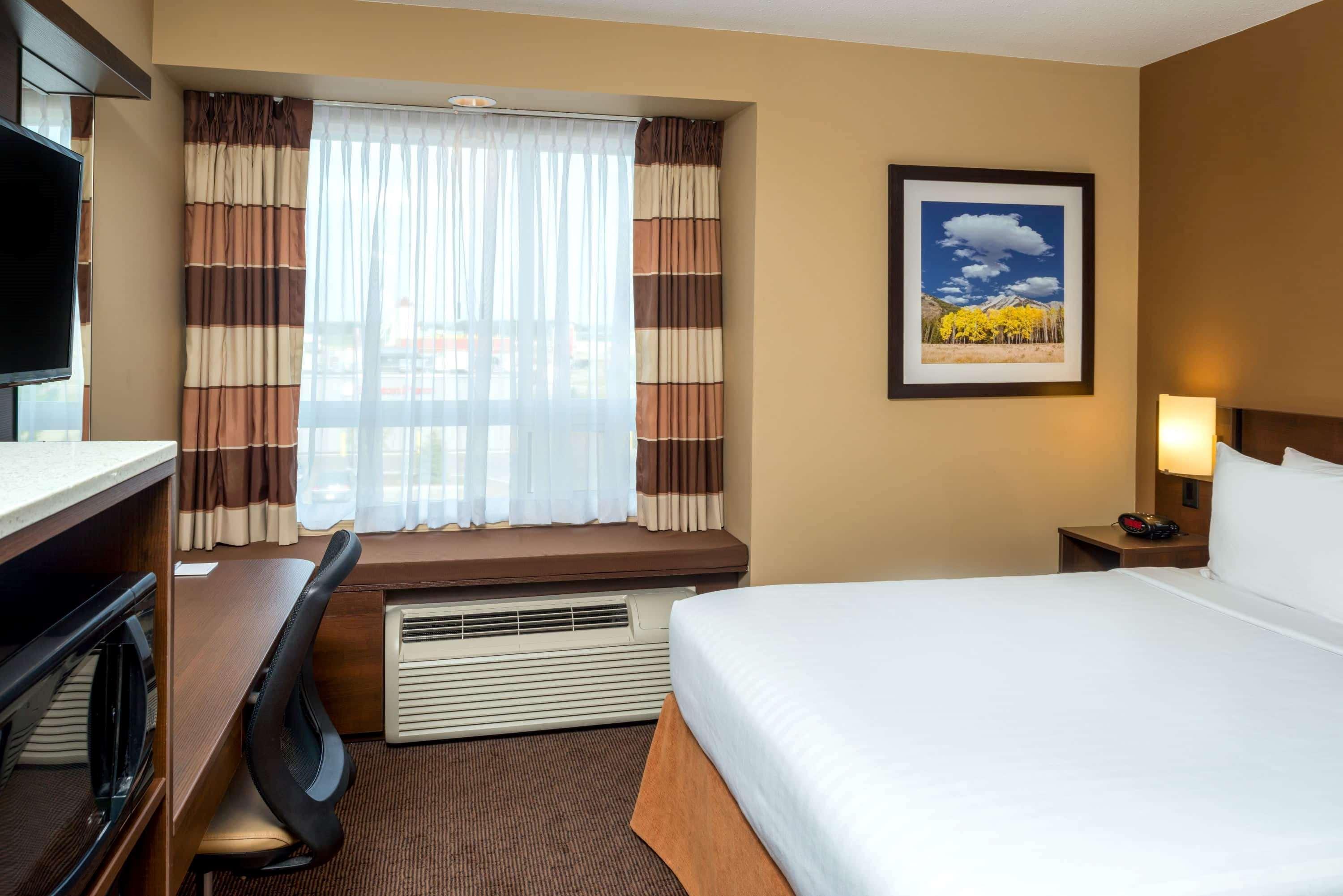 Microtel Inn & Suites By Wyndham Red Deer Penhold Exterior foto