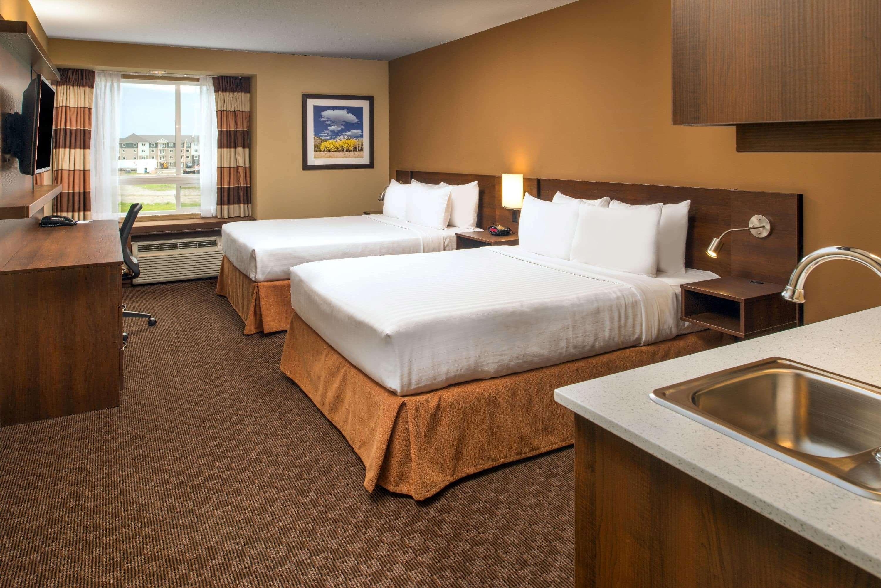 Microtel Inn & Suites By Wyndham Red Deer Penhold Exterior foto