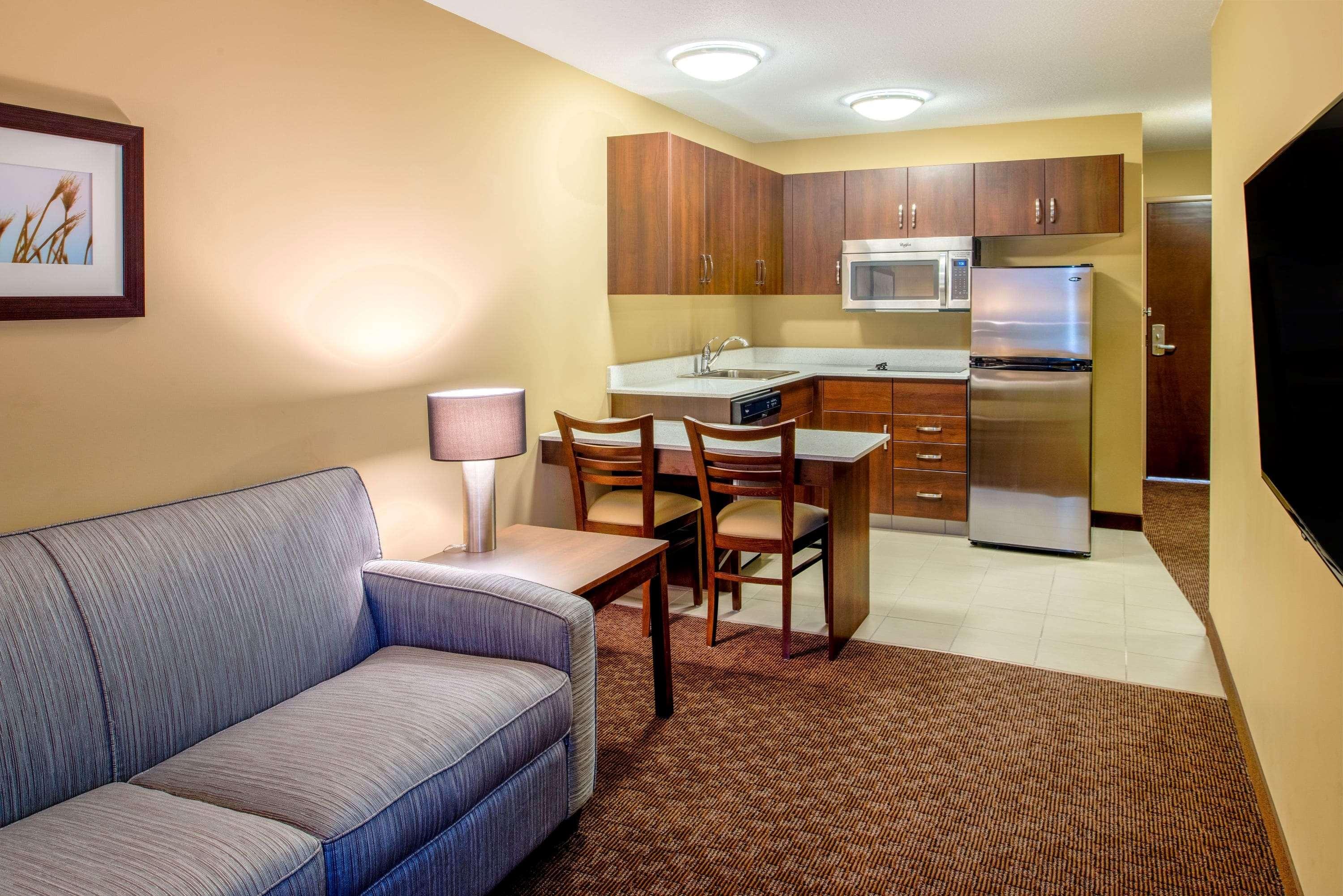 Microtel Inn & Suites By Wyndham Red Deer Penhold Exterior foto