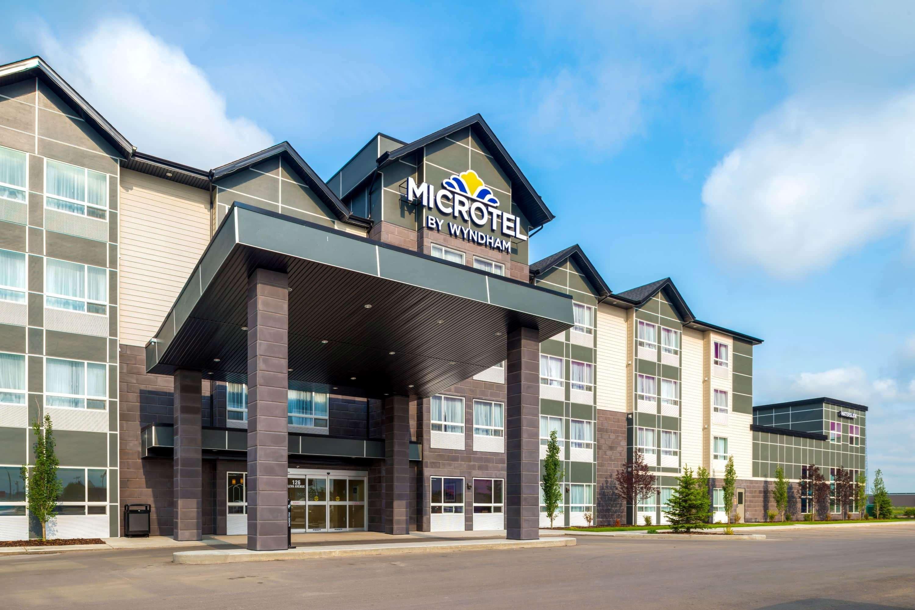 Microtel Inn & Suites By Wyndham Red Deer Penhold Exterior foto