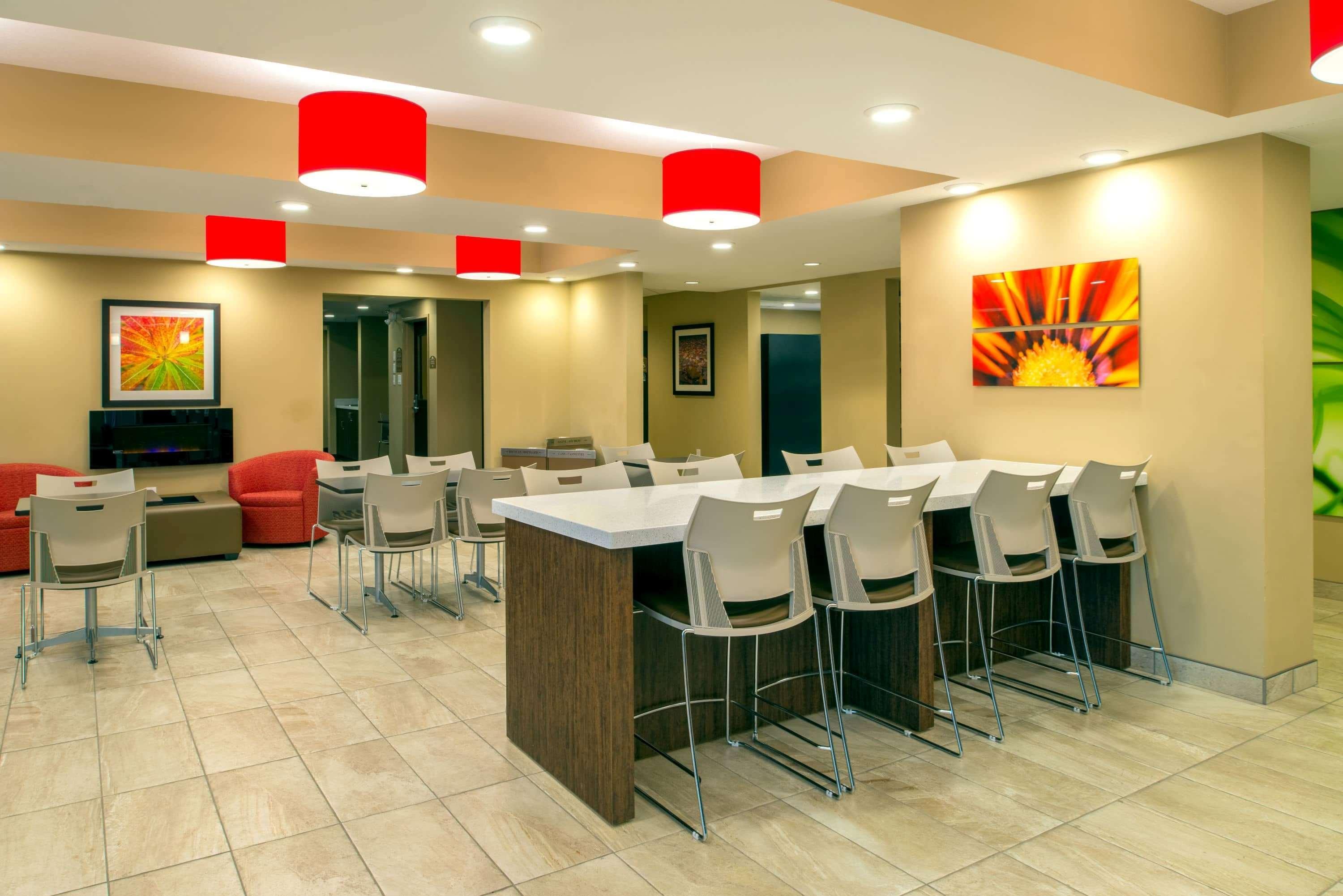 Microtel Inn & Suites By Wyndham Red Deer Penhold Exterior foto