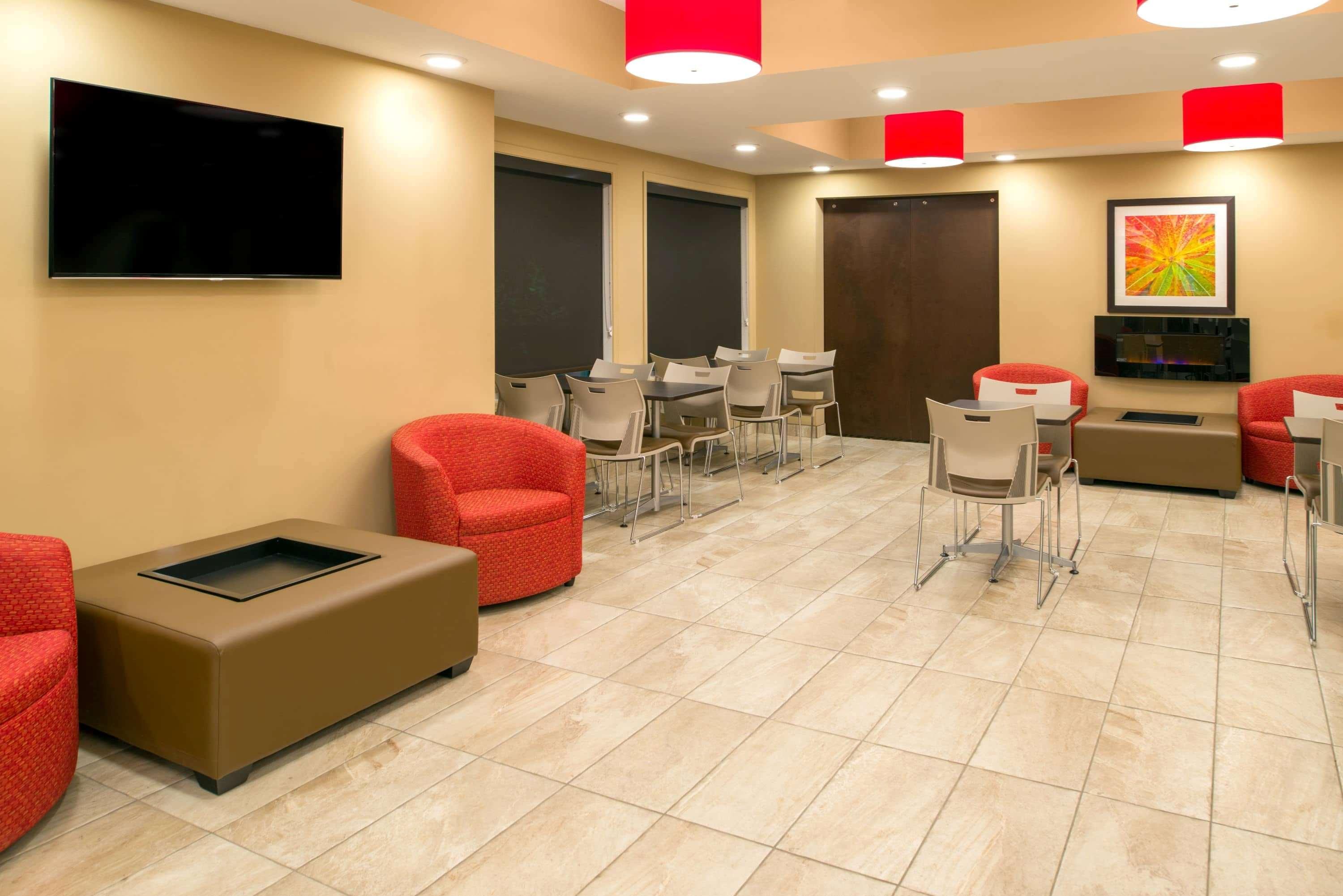 Microtel Inn & Suites By Wyndham Red Deer Penhold Exterior foto
