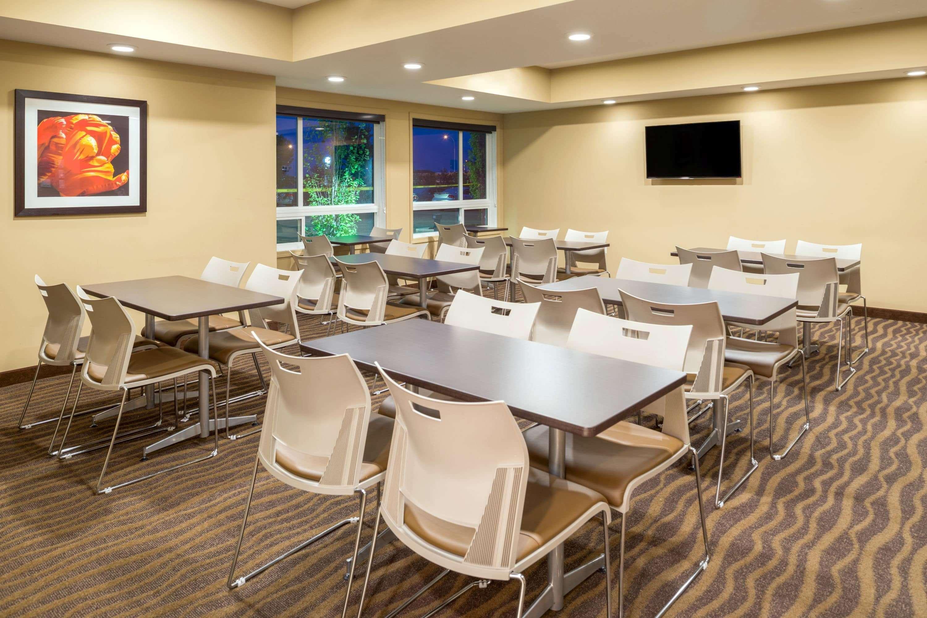 Microtel Inn & Suites By Wyndham Red Deer Penhold Exterior foto
