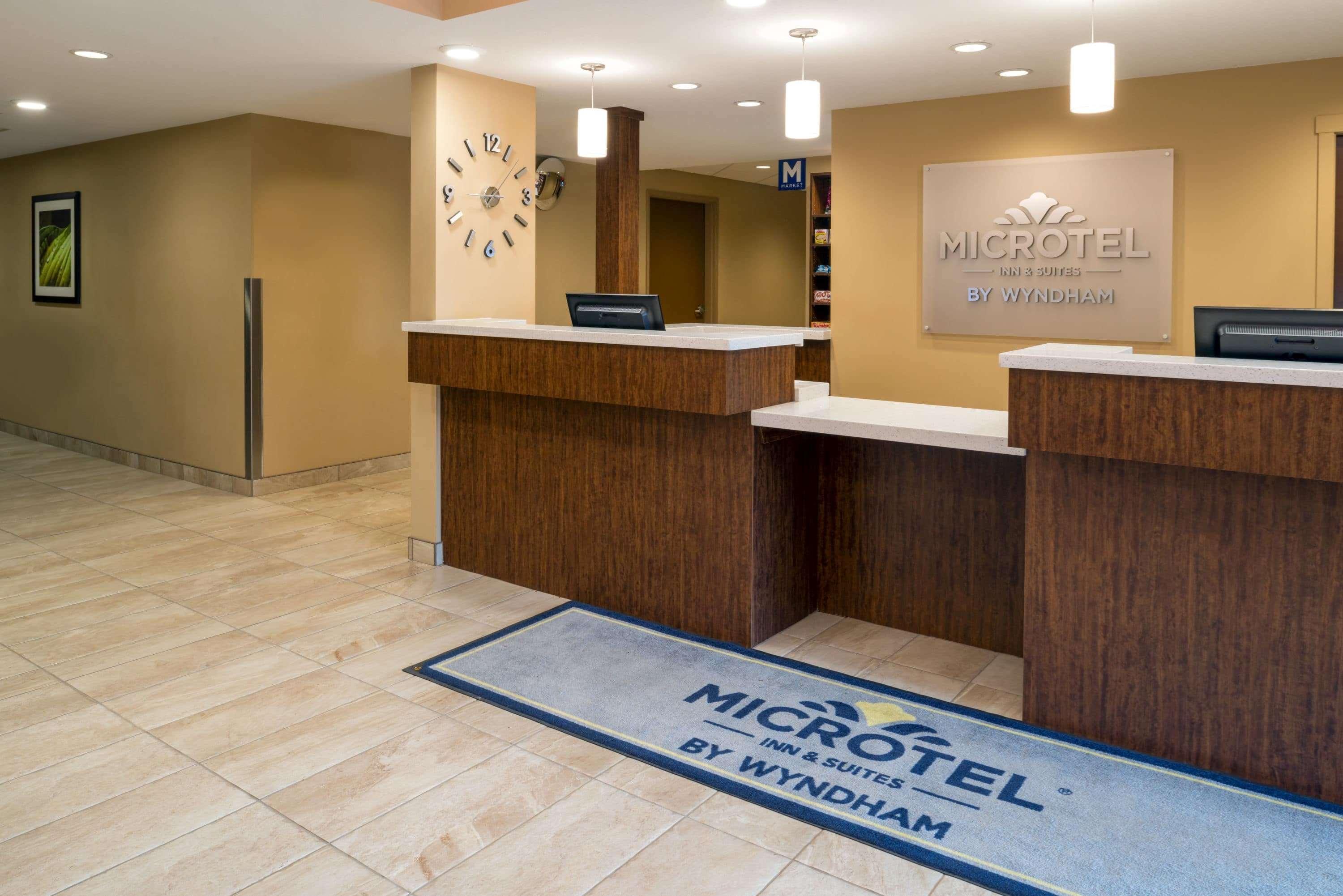 Microtel Inn & Suites By Wyndham Red Deer Penhold Exterior foto