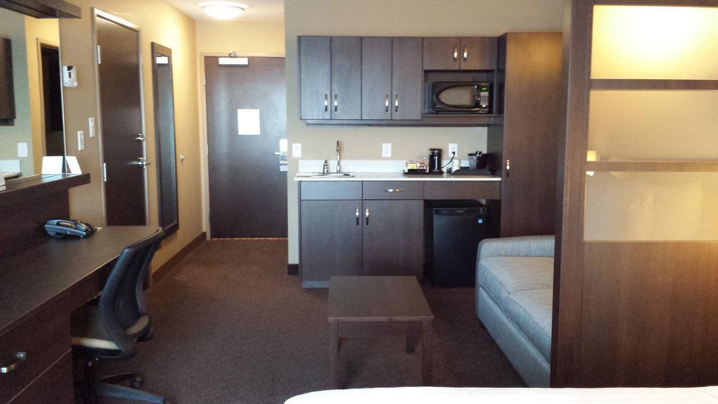 Microtel Inn & Suites By Wyndham Red Deer Penhold Quarto foto