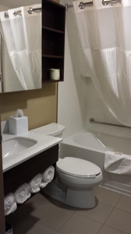 Microtel Inn & Suites By Wyndham Red Deer Penhold Quarto foto