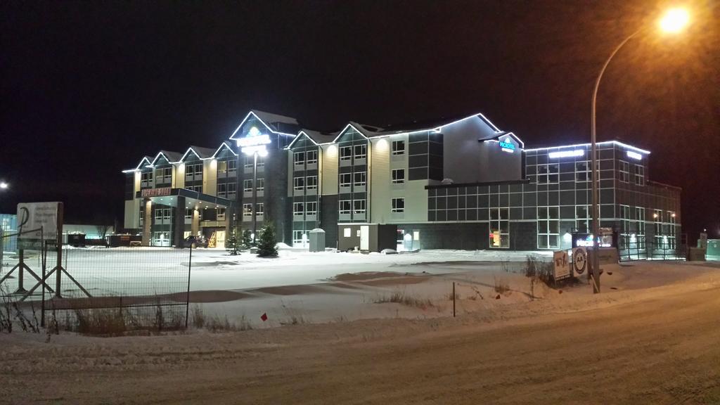 Microtel Inn & Suites By Wyndham Red Deer Penhold Exterior foto