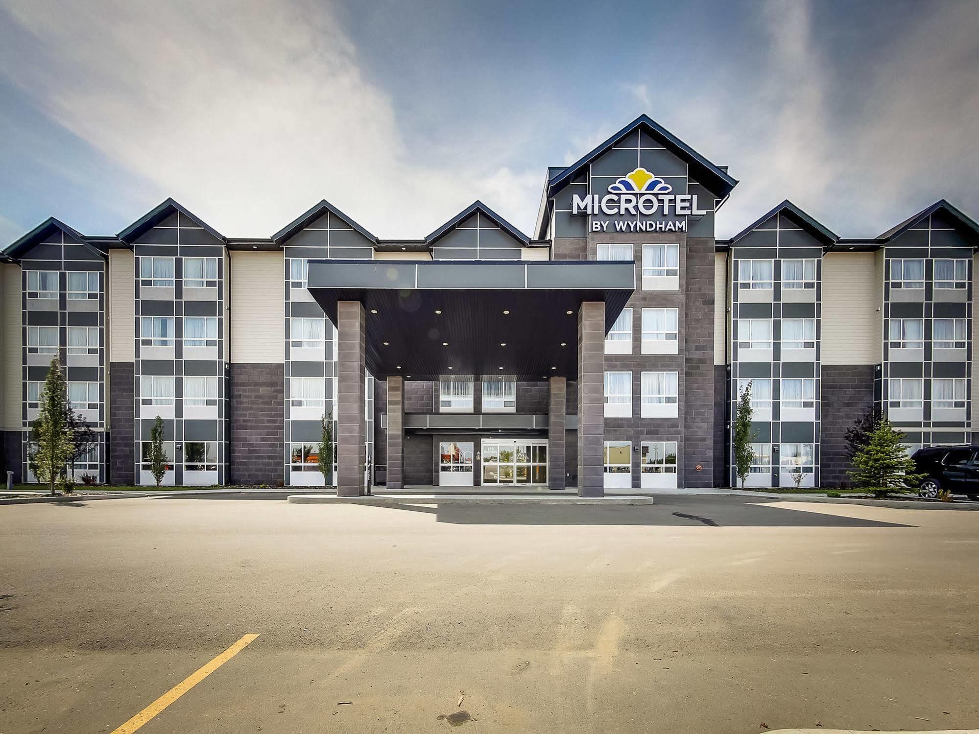 Microtel Inn & Suites By Wyndham Red Deer Penhold Exterior foto
